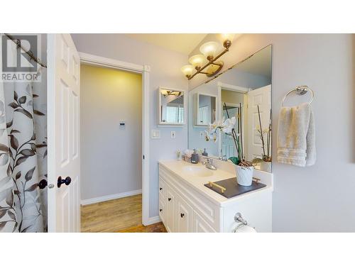 1017 12Th  S Street, Cranbrook, BC - Indoor Photo Showing Bathroom