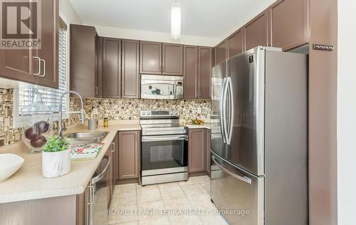 2 Martree Crescent, Brampton, ON - Indoor Photo Showing Kitchen With Double Sink With Upgraded Kitchen