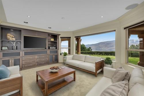 6151 Gillam Crescent, Peachland, BC - Indoor Photo Showing Living Room