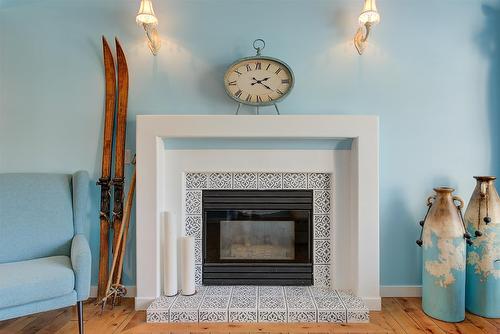 5168 Morrison Crescent, Peachland, BC - Indoor Photo Showing Living Room With Fireplace