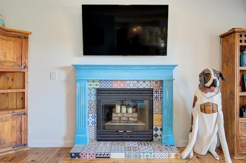 5168 Morrison Crescent, Peachland, BC - Indoor Photo Showing Living Room With Fireplace