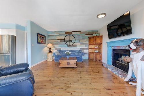 5168 Morrison Crescent, Peachland, BC - Indoor Photo Showing Living Room With Fireplace