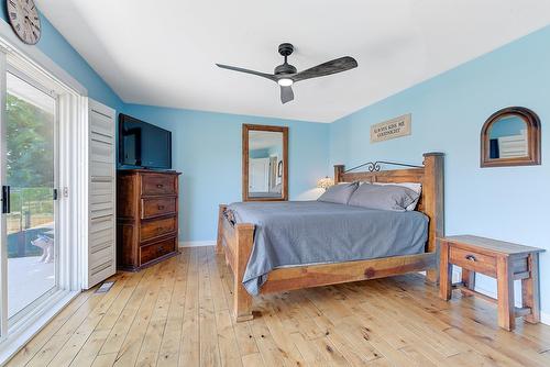 5168 Morrison Crescent, Peachland, BC - Indoor Photo Showing Bedroom