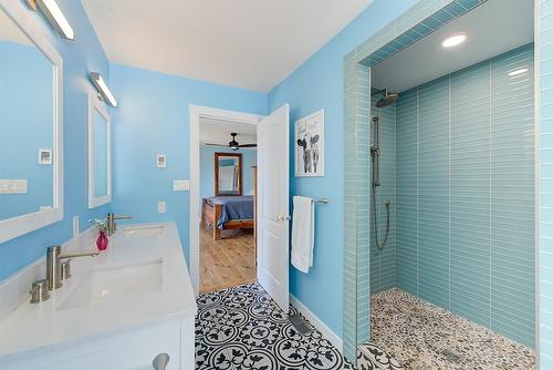 5168 Morrison Crescent, Peachland, BC - Indoor Photo Showing Bathroom