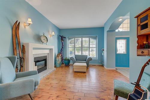 5168 Morrison Crescent, Peachland, BC - Indoor Photo Showing Living Room With Fireplace