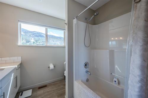 30-125 Cabernet Drive, Okanagan Falls, BC - Indoor Photo Showing Bathroom
