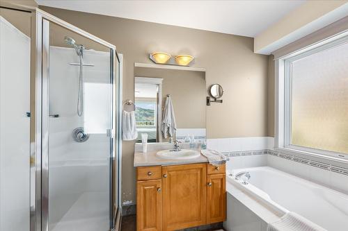 2819 Summerview Place, West Kelowna, BC - Indoor Photo Showing Laundry Room