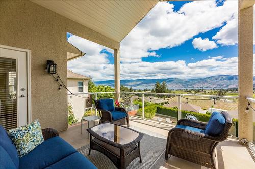 2819 Summerview Place, West Kelowna, BC - Indoor Photo Showing Living Room