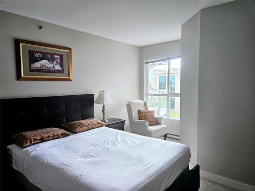408-1089 Sunset Drive, Kelowna, BC - Indoor Photo Showing Bedroom