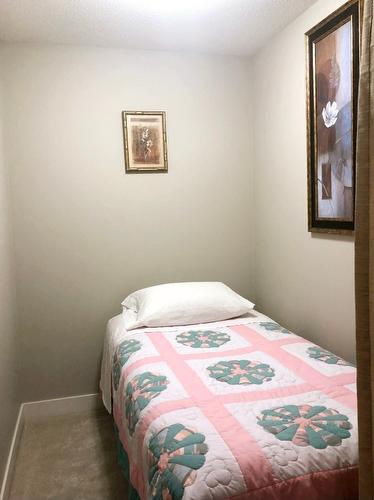 408-1089 Sunset Drive, Kelowna, BC - Indoor Photo Showing Bedroom