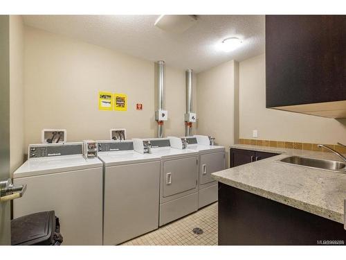 438 Wakesiah Ave, Nanaimo, BC - Indoor Photo Showing Laundry Room