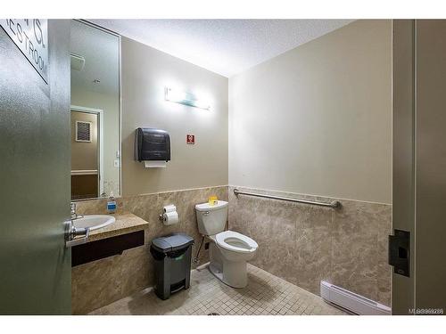 438 Wakesiah Ave, Nanaimo, BC - Indoor Photo Showing Bathroom