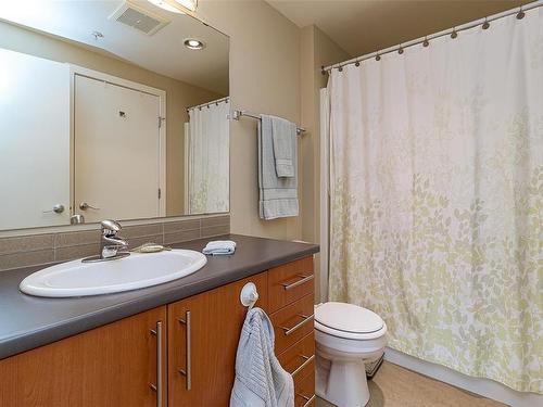 413-797 Tyee Rd, Victoria, BC - Indoor Photo Showing Bathroom