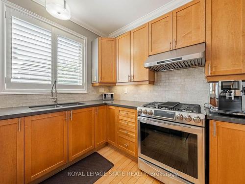 2270 Dunforest Cres, Oakville, ON - Indoor Photo Showing Kitchen With Double Sink