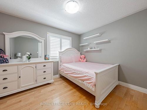2270 Dunforest Cres, Oakville, ON - Indoor Photo Showing Bedroom