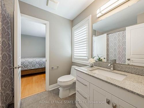 2270 Dunforest Cres, Oakville, ON - Indoor Photo Showing Bathroom