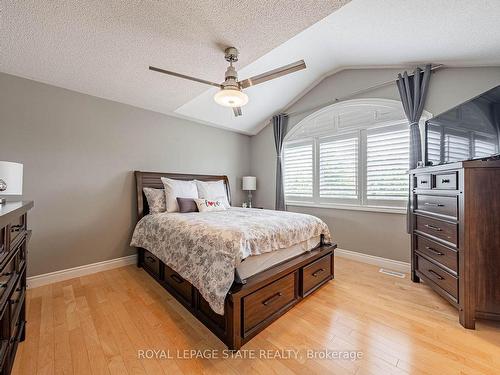 2270 Dunforest Cres, Oakville, ON - Indoor Photo Showing Bedroom