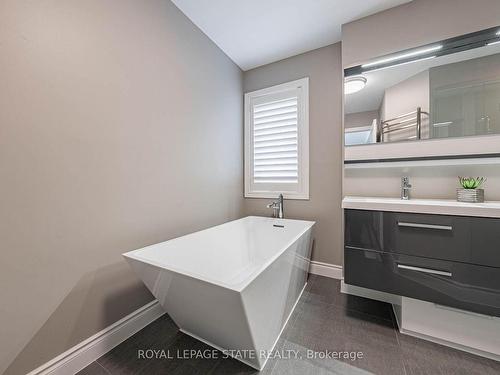 2270 Dunforest Cres, Oakville, ON - Indoor Photo Showing Bathroom