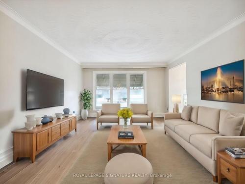 62 Watney Cres, Toronto, ON - Indoor Photo Showing Living Room