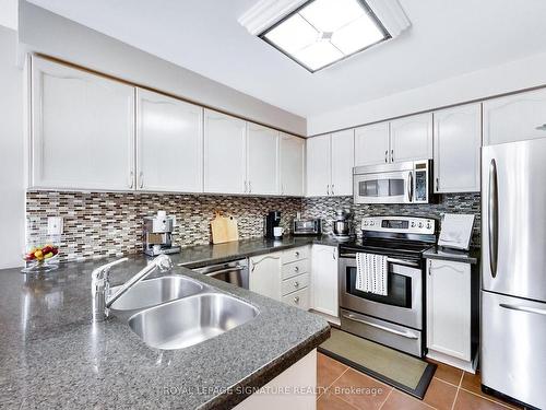 5786 Mersey St, Mississauga, ON - Indoor Photo Showing Kitchen With Double Sink With Upgraded Kitchen