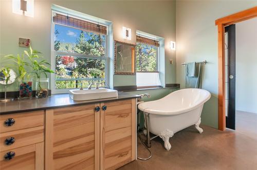 2750 Noyes Road, Naramata, BC - Indoor Photo Showing Bathroom