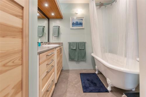 2750 Noyes Road, Naramata, BC - Indoor Photo Showing Bathroom