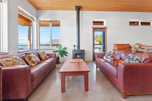 2750 Noyes Road, Naramata, BC - Indoor Photo Showing Living Room