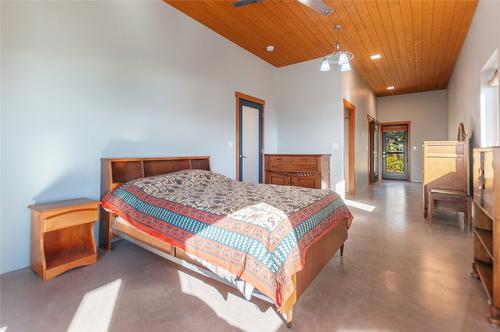 2750 Noyes Road, Naramata, BC - Indoor Photo Showing Bedroom