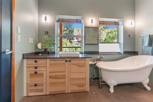 2750 Noyes Road, Naramata, BC - Indoor Photo Showing Bathroom