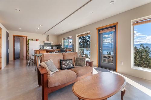 2750 Noyes Road, Naramata, BC - Indoor Photo Showing Living Room