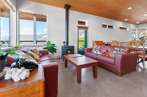 2750 Noyes Road, Naramata, BC - Indoor Photo Showing Living Room