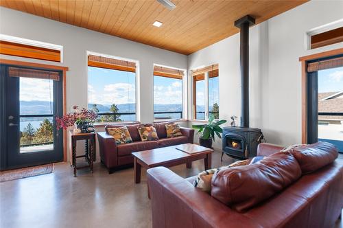 2750 Noyes Road, Naramata, BC - Indoor Photo Showing Living Room