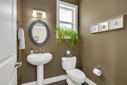 678 Peridot Court, Kelowna, BC - Indoor Photo Showing Bathroom