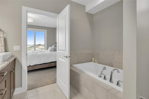 678 Peridot Court, Kelowna, BC - Indoor Photo Showing Bathroom