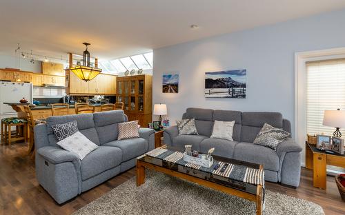 5-441 20 Street, Salmon Arm, BC - Indoor Photo Showing Living Room