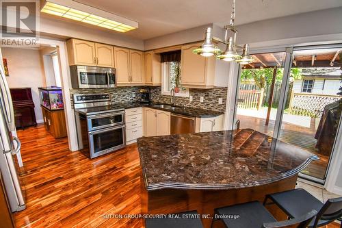 53 Golds Crescent, Barrie, ON - Indoor Photo Showing Kitchen With Stainless Steel Kitchen With Upgraded Kitchen