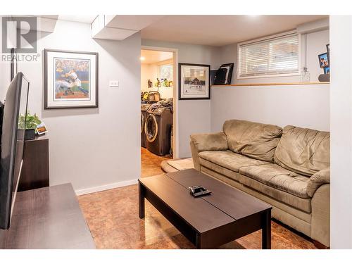 545 Patrick Road, Kelowna, BC - Indoor Photo Showing Living Room