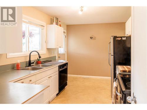 545 Patrick Road, Kelowna, BC - Indoor Photo Showing Kitchen With Double Sink