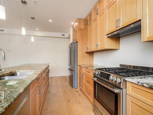 7-9667B First St, Sidney, BC - Indoor Photo Showing Kitchen With Stainless Steel Kitchen With Double Sink With Upgraded Kitchen