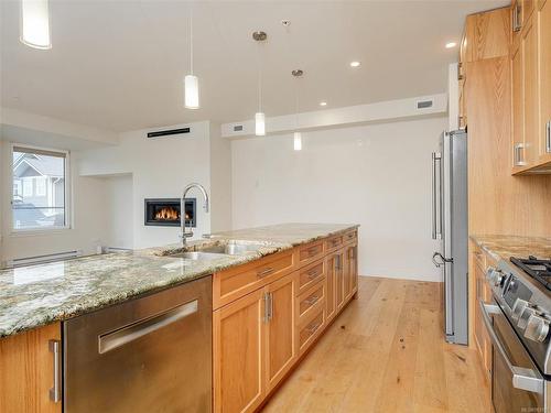 7-9667B First St, Sidney, BC - Indoor Photo Showing Kitchen With Double Sink With Upgraded Kitchen