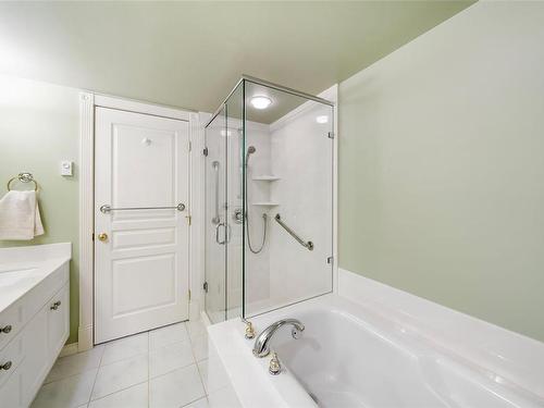 606-75 Songhees Rd, Victoria, BC - Indoor Photo Showing Bathroom