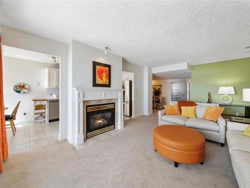 606-75 Songhees Rd, Victoria, BC - Indoor Photo Showing Living Room With Fireplace