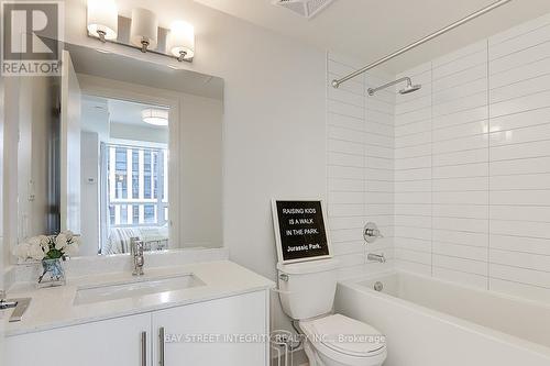 1905 - 460 Adelaide Street E, Toronto, ON - Indoor Photo Showing Bathroom