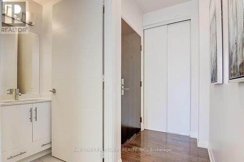 1905 - 460 Adelaide Street E, Toronto, ON - Indoor Photo Showing Bathroom