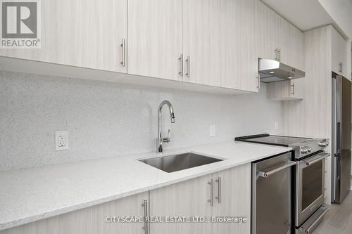 Ph211 - 9000 Jane Street E, Vaughan (Vellore Village), ON - Indoor Photo Showing Kitchen With Upgraded Kitchen