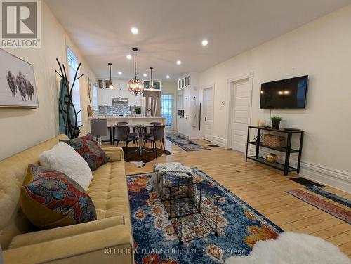 569 English Street, London, ON - Indoor Photo Showing Living Room