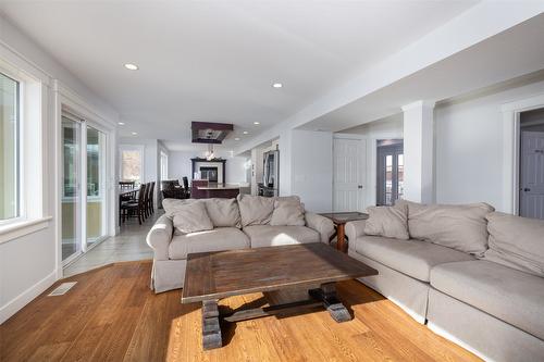 4244 Beach Avenue, Peachland, BC - Indoor Photo Showing Living Room