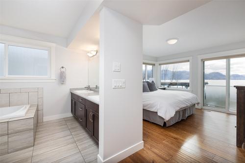 4244 Beach Avenue, Peachland, BC - Indoor Photo Showing Bedroom