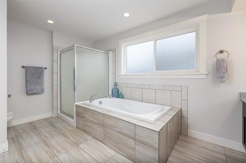 4244 Beach Avenue, Peachland, BC - Indoor Photo Showing Bathroom