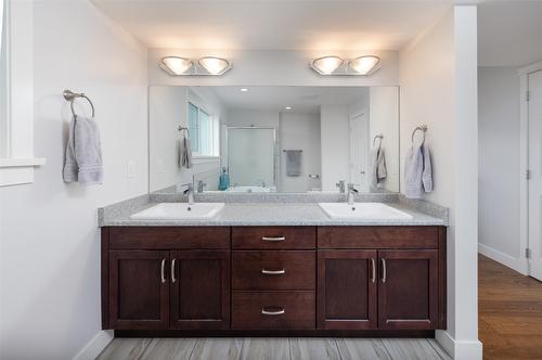 4244 Beach Avenue, Peachland, BC - Indoor Photo Showing Bathroom